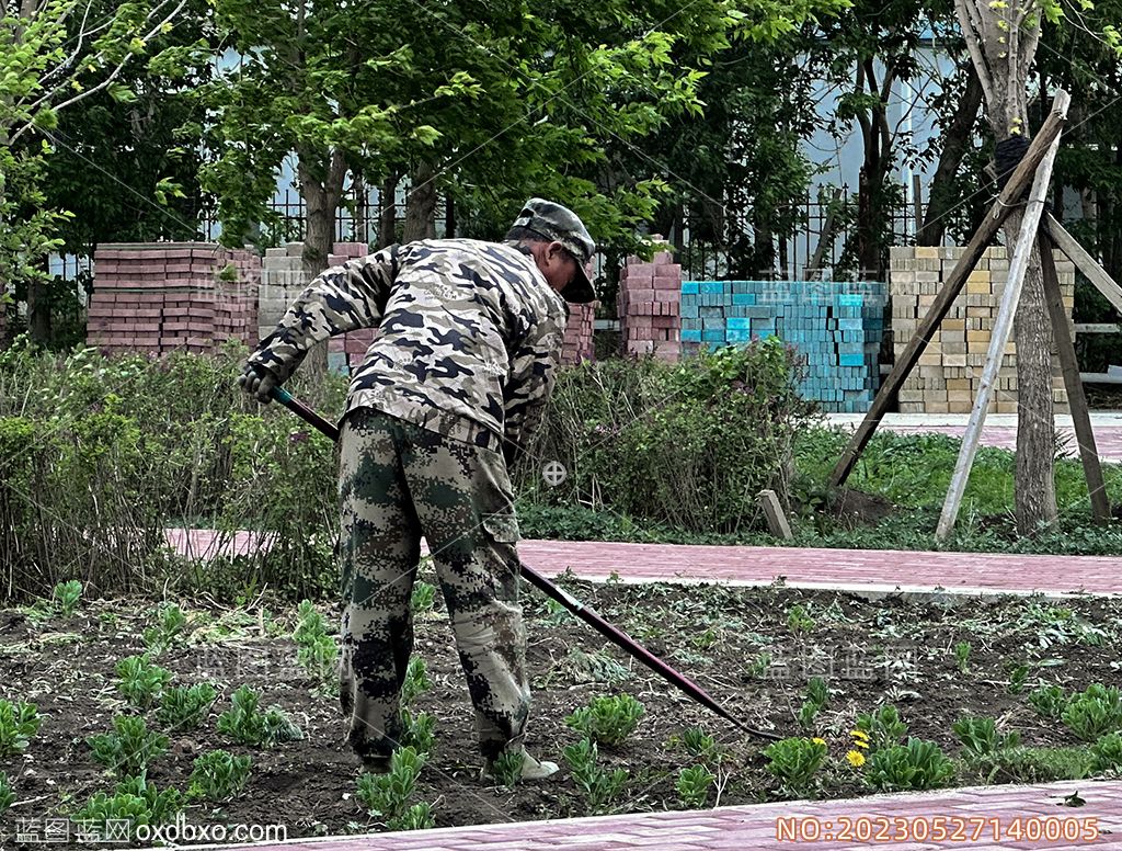 5农民锄地种地农夫迷彩服出头秧苗迷彩帽子摄影素材编号_NO20230527140005.jpg