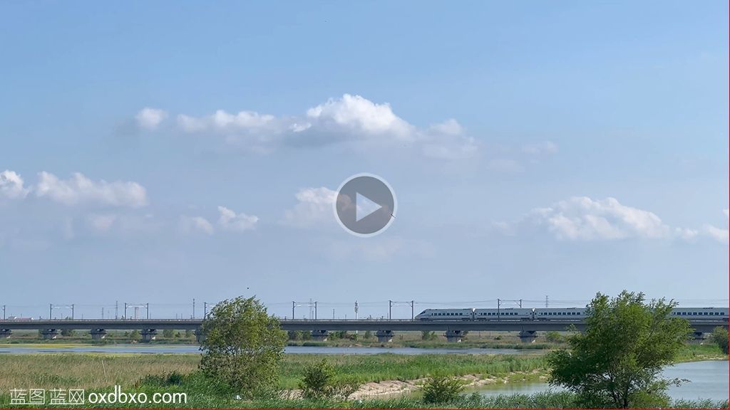 高铁飞驰而过高铁在湿地高架桥上驶过视频素材