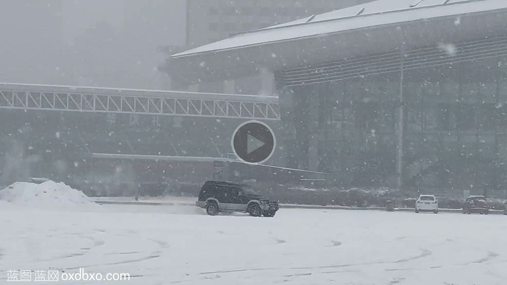 雪中狂飙的越野车大雪中飘逸越野车在风雪里行驶在雪地里的越野汽车视频素材