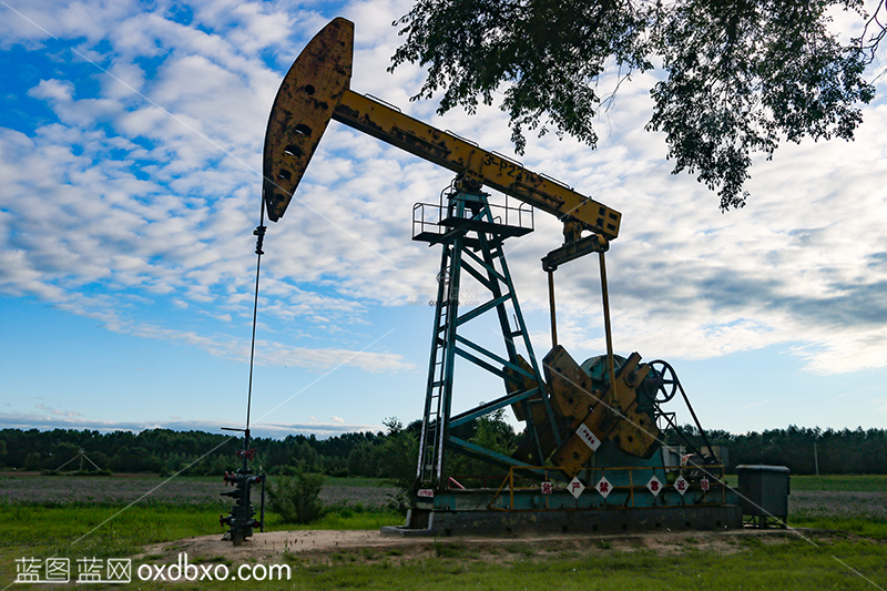 6000X4000抽油机大庆油田井架采油机 拷贝.png