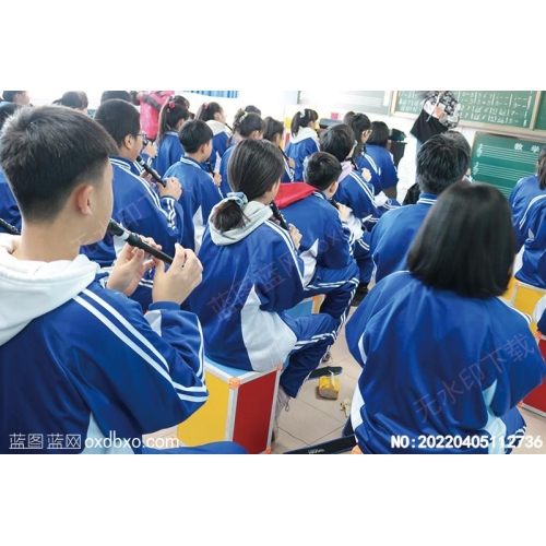 中学生吹笛子课堂摄影素材编号:20220405112736
