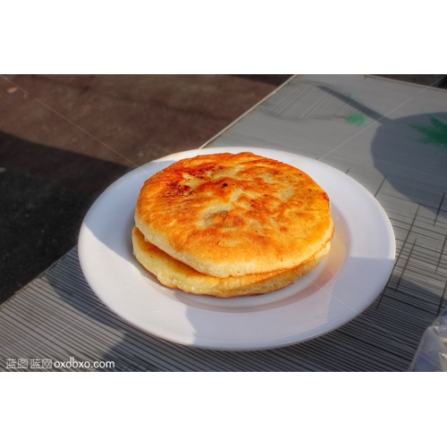 饼 商业摄影 商用图片素材 烤饼 盘子 盘装 白盘子 烤熟的饼